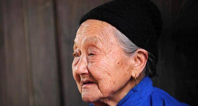 共同点|“老得慢”的女人，大多有2个共同点，若你能坚持，或会更显年轻