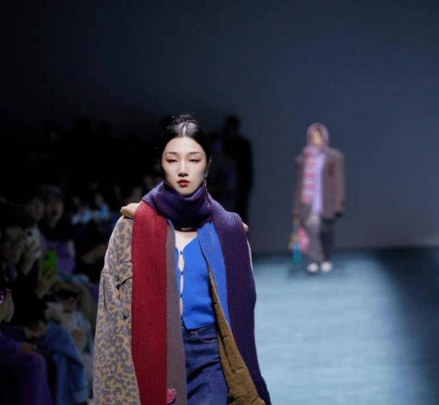 傲人 上海时装周众女星PK！孙俪略显老气，林允身材傲人，江疏影气场全开