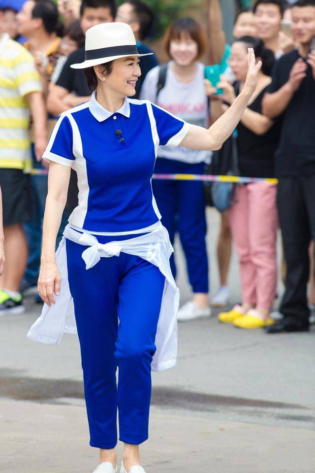 配饰 林青霞越老越耐看，穿一身同色系好优雅，有“老年肚”气质也高级