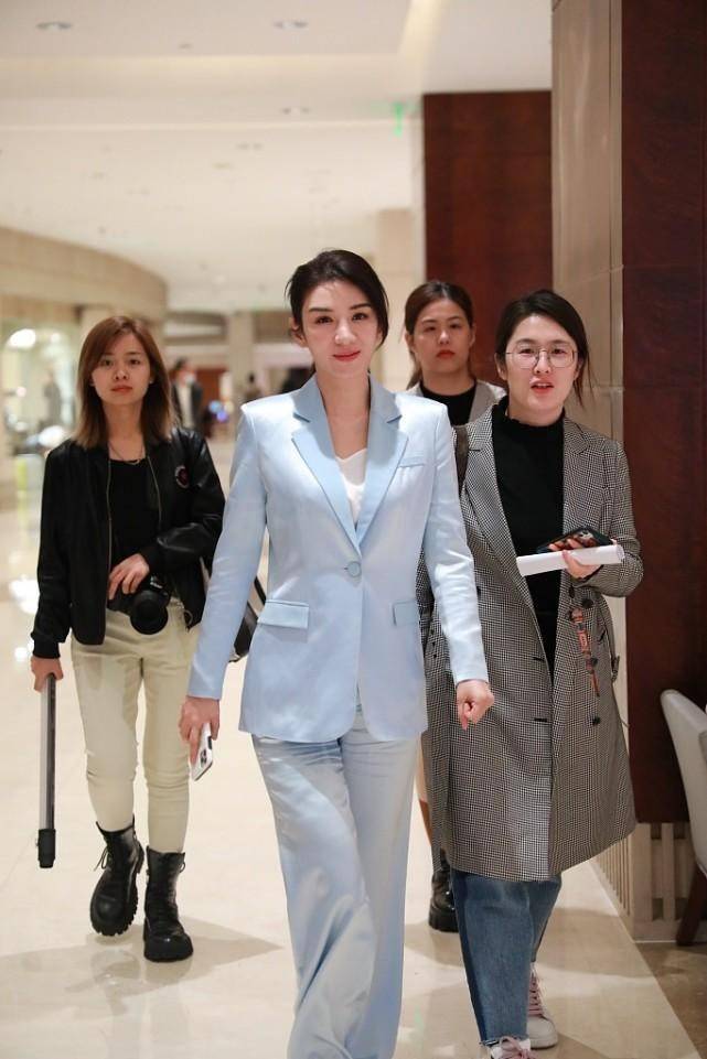 黄奕 黄奕和黄圣依同框,都穿鲜嫩色服饰,可看着更有女强人的气质