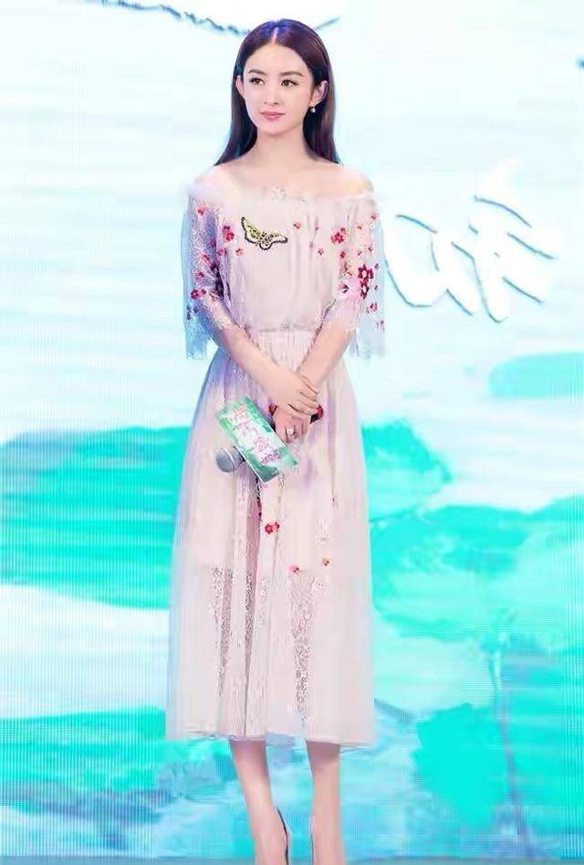 鲍蕾 陆毅夫妻同框亮相，鲍蕾穿小黑裙配老公的黑西装，大秀恩爱好甜蜜