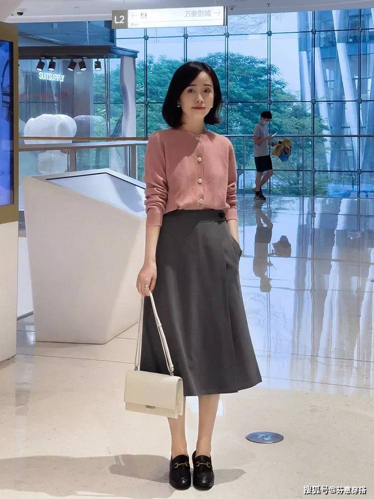 身材 圆领的羊毛开衫，是简单大方的基本款样式，搭配裤子裙子都好看