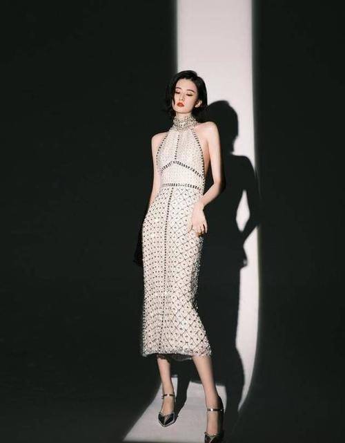 廓形 乔欣太性感了，一袭浅色修身长裙展现女人魅力十足