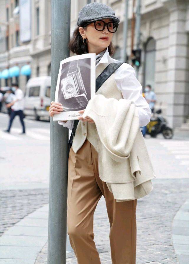一身 50岁的女人别总穿一身黑，可以尝试浅色穿搭，演绎别样的视觉盛宴