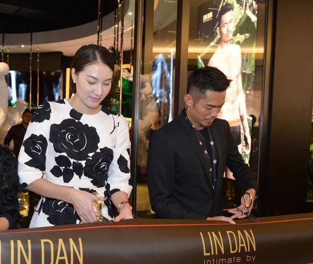 整体 谢杏芳林丹合体亮相,1米78穿短裙秀长腿,两口子一黑一白挺登对裙装裤装西服