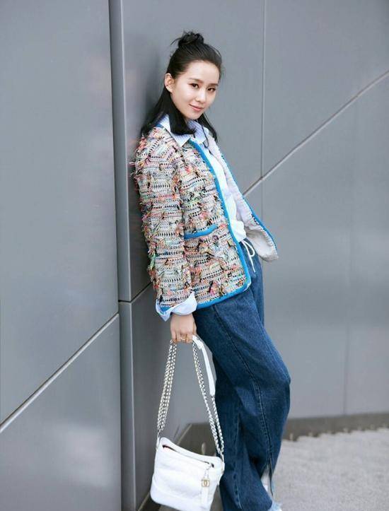 勾边 刘诗诗真是娱乐圈的清流，出席活动穿小香风服装，太保守了吧