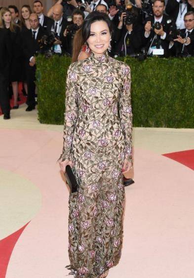 裙子 邓文迪气质太好了,穿绿色连衣裙亮相,站在欧美模特旁也不逊色