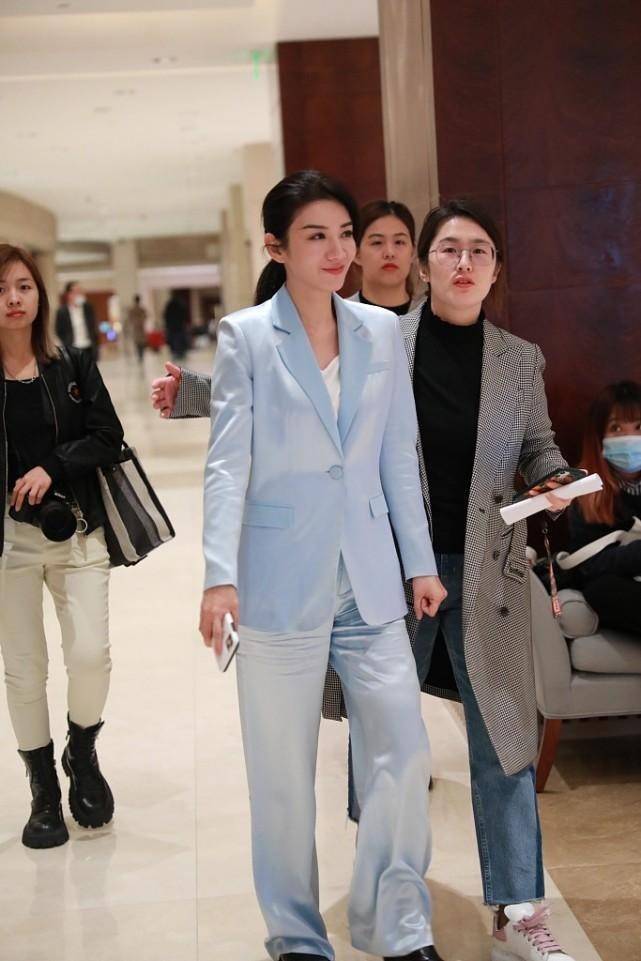 黄奕 黄奕和黄圣依同框,都穿鲜嫩色服饰,可看着更有女强人的气质