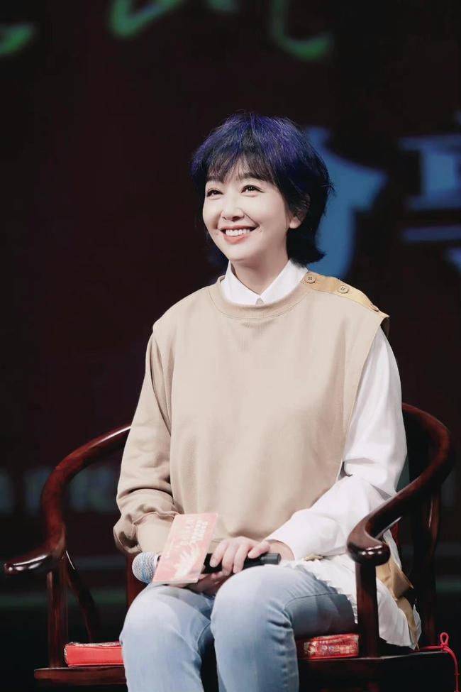 小洁江珊罕见亮相舞台，衬衫叠穿卫衣很时髦，50+女人的穿搭榜样啊！