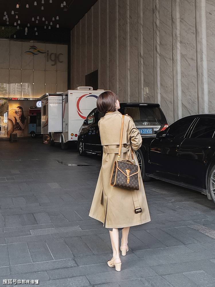 可以在 搭素色衬衫,搭小脚裤,搭高跟鞋,知性又女人搭T恤,搭直筒裤