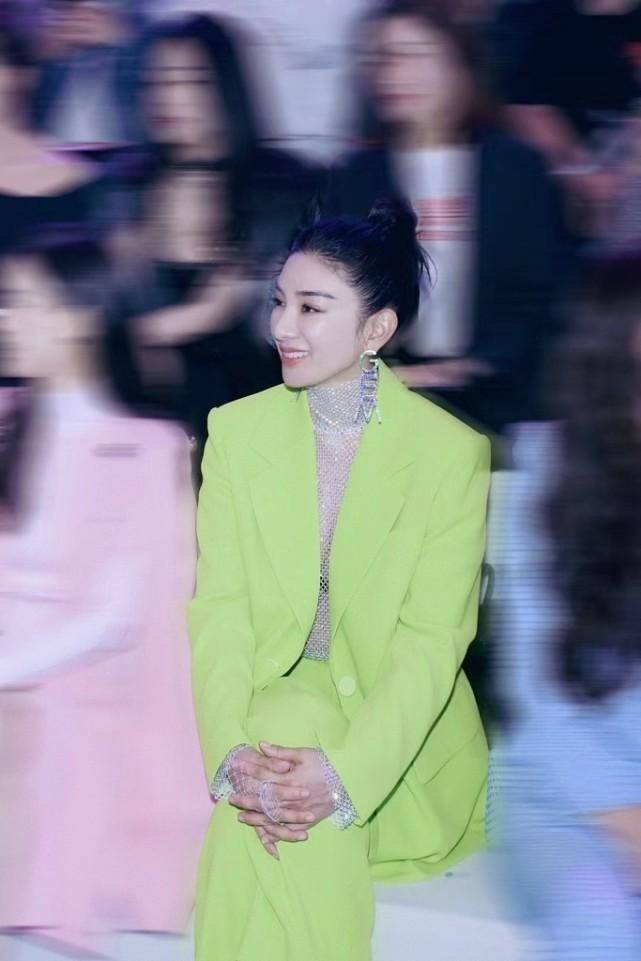黄奕 黄奕和黄圣依同框，都穿鲜嫩色服饰，可看着更有女强人的气质