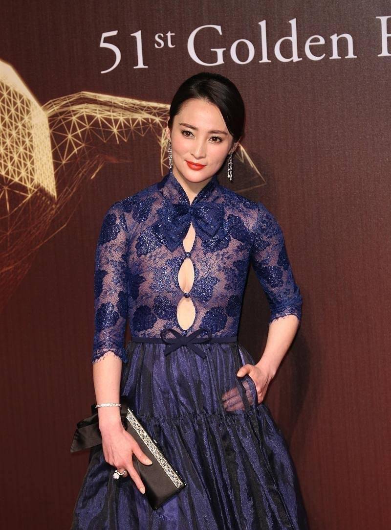 领口处 蒋勤勤放飞自我,穿那么紧的蕾丝裙就算了,胸前还扯三个洞看不懂