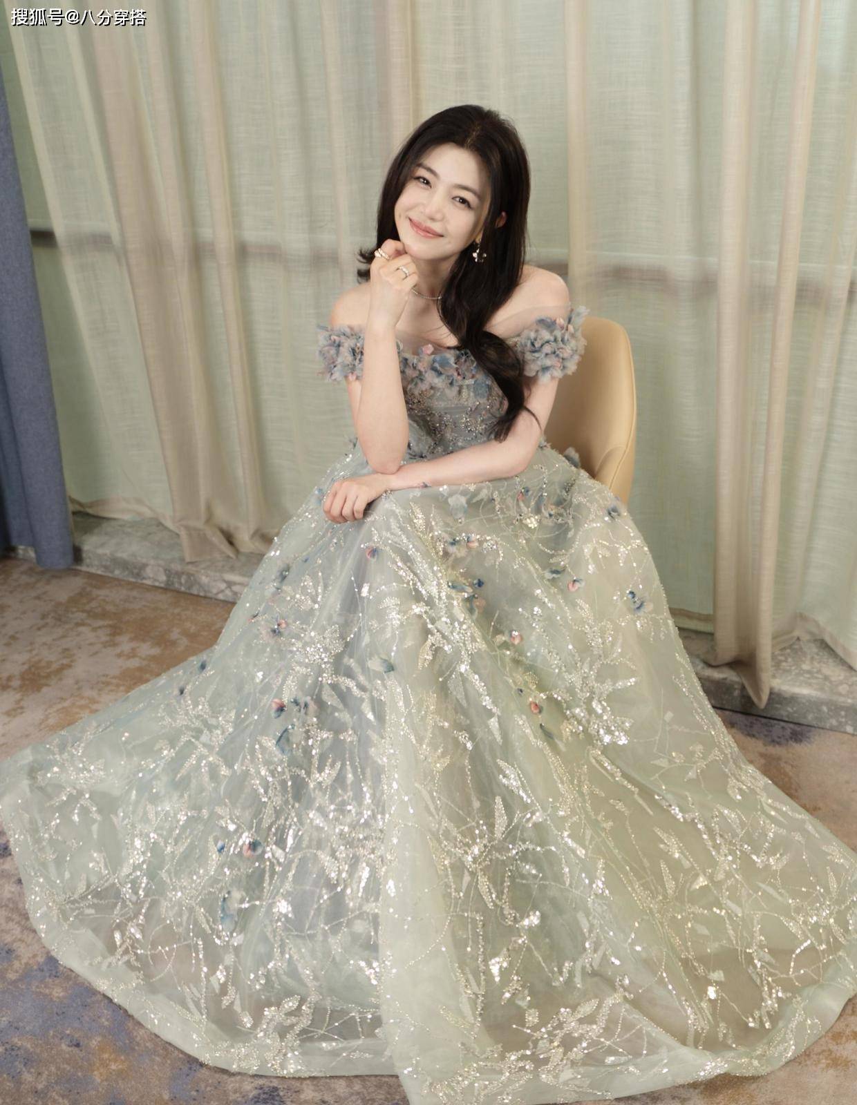 美眉 陈妍希越来越漂亮了，穿一字肩礼服秀好身材，气质温柔宛如邻家妹