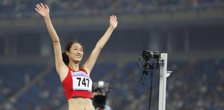 主办的综合性运动会,锦标赛或冠军赛中达到成绩标准(马拉松项目除外)