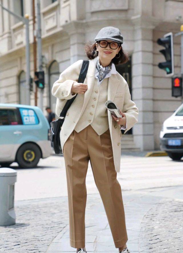 一身 50岁的女人别总穿一身黑，可以尝试浅色穿搭，演绎别样的视觉盛宴