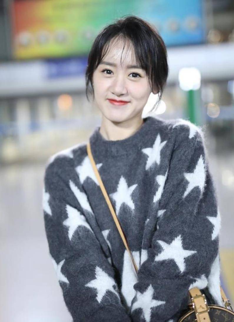 袁冰妍 袁冰妍穿少女装现身机场,穿过膝长靴秀美腿,背LV挎包却有点俗气