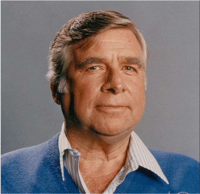 当时好莱坞影视剧创作阵容的人员比较少,罗登贝瑞不仅要完成导演工作