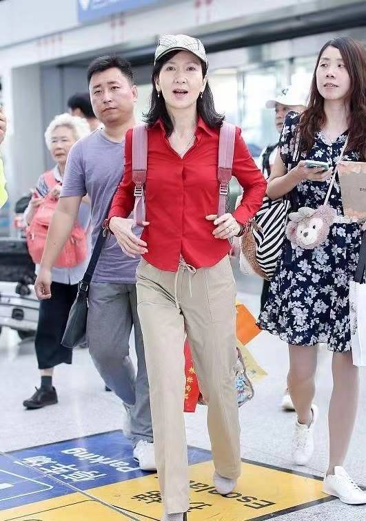 身材 “小青”陈美琪走机场，穿红衬衫素颜也耐看，就是瘦过头有些显老
