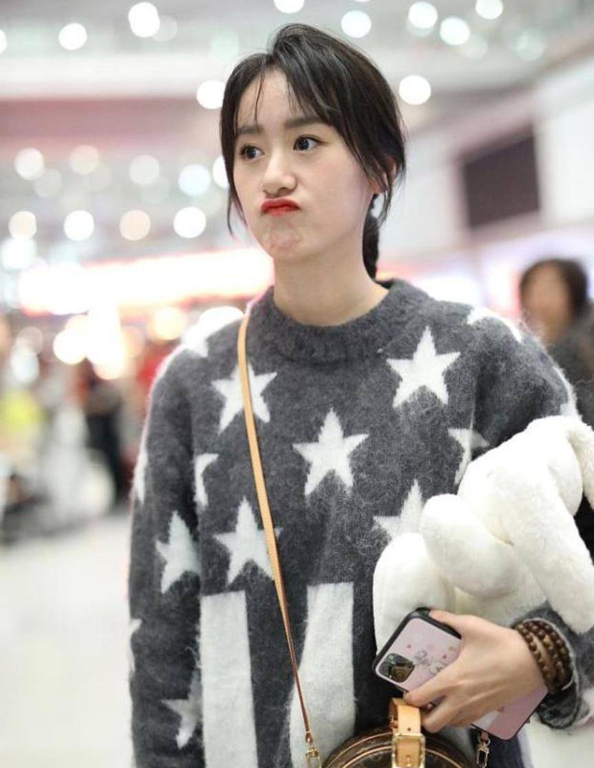 袁冰妍 袁冰妍穿少女装现身机场，穿过膝长靴秀美腿，背LV挎包却有点俗气