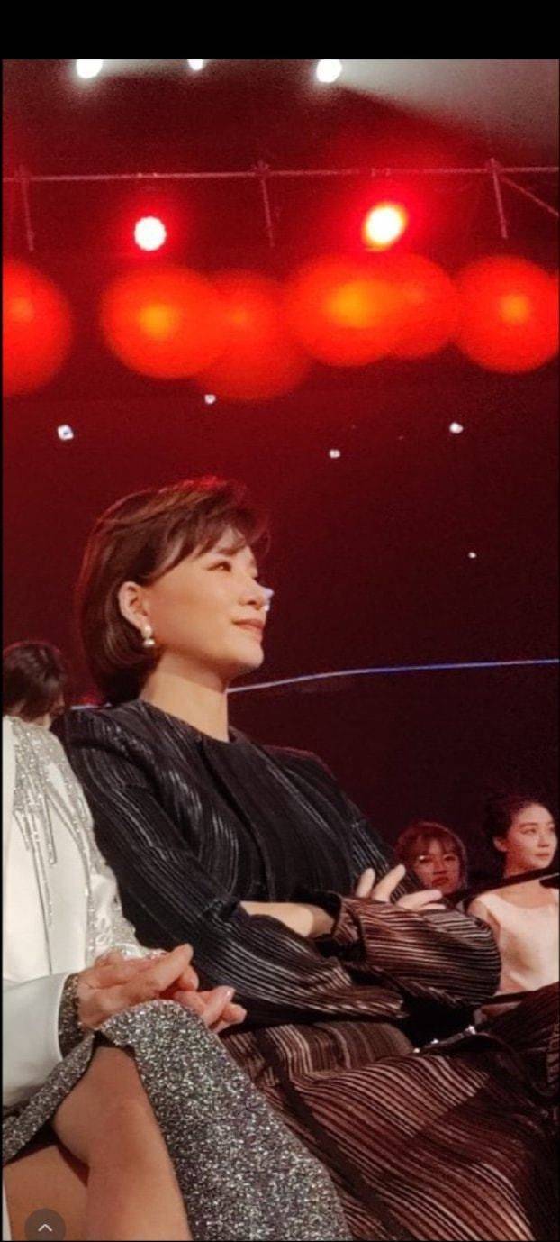 盛典 在时尚盛典拍到董卿，穿开叉裙稳坐中心位，连模糊照都这么优雅！