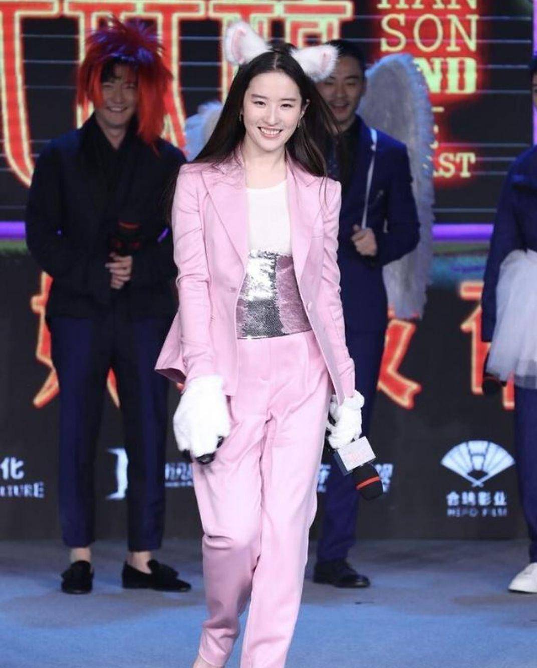 黑色 刘亦菲化身职场女强人，穿白色衬衫配阔腿裤，打造霸道总裁范
