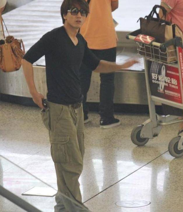 驼色 言承旭帅出新高度，T恤配运动裤清爽又得体，衣品一点也不普通