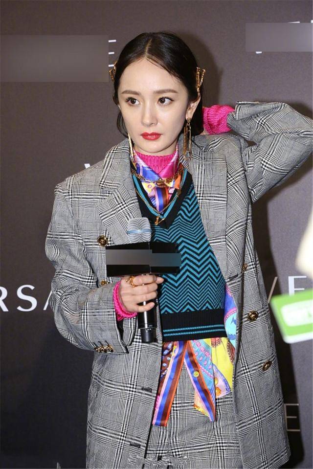 显得 杨幂又新凹造型,穿条纹西装气场超强,却被里面的“爷爷衫”抢镜