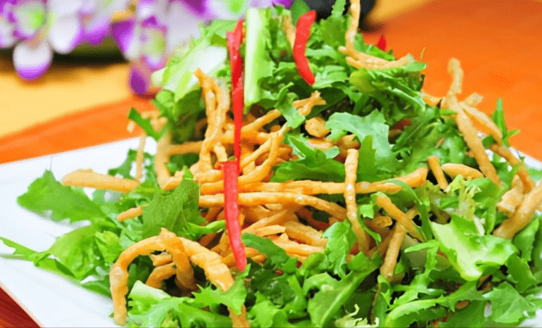 放在盆里,放上蒜泥生抽陈白糖,香油先给拌匀,然后再把馓子放进苦菊