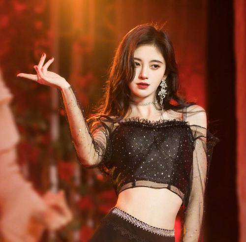 曲线美新依美美容：钓系纯欲风绝了！注意这3点，你也能又纯又撩！