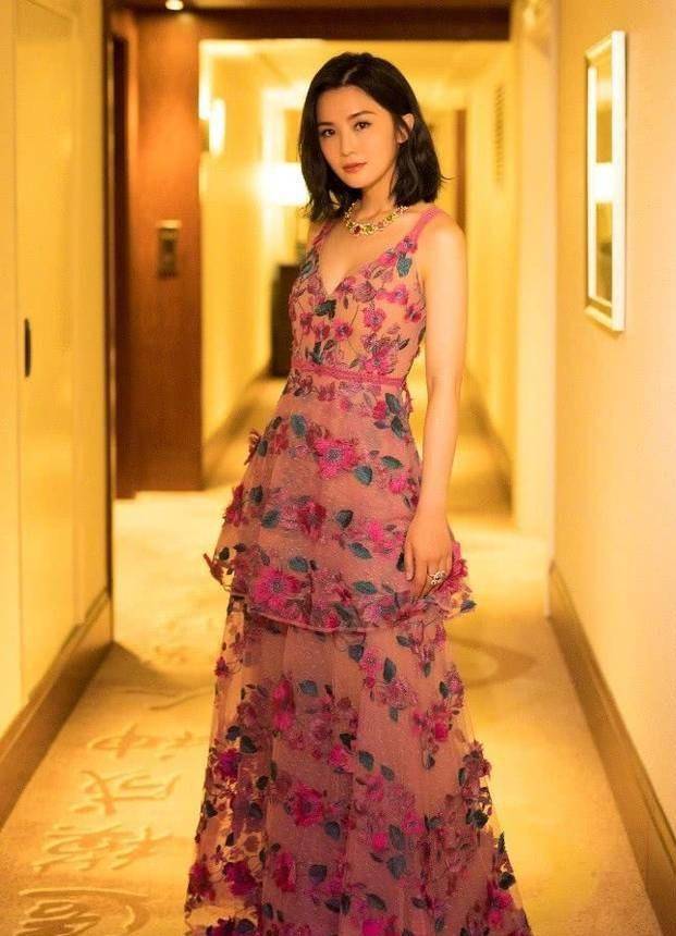 娃娃脸 阿Sa不愧是天生娃娃脸，穿白长裙尽显甜美风，比刚出道时还要美！