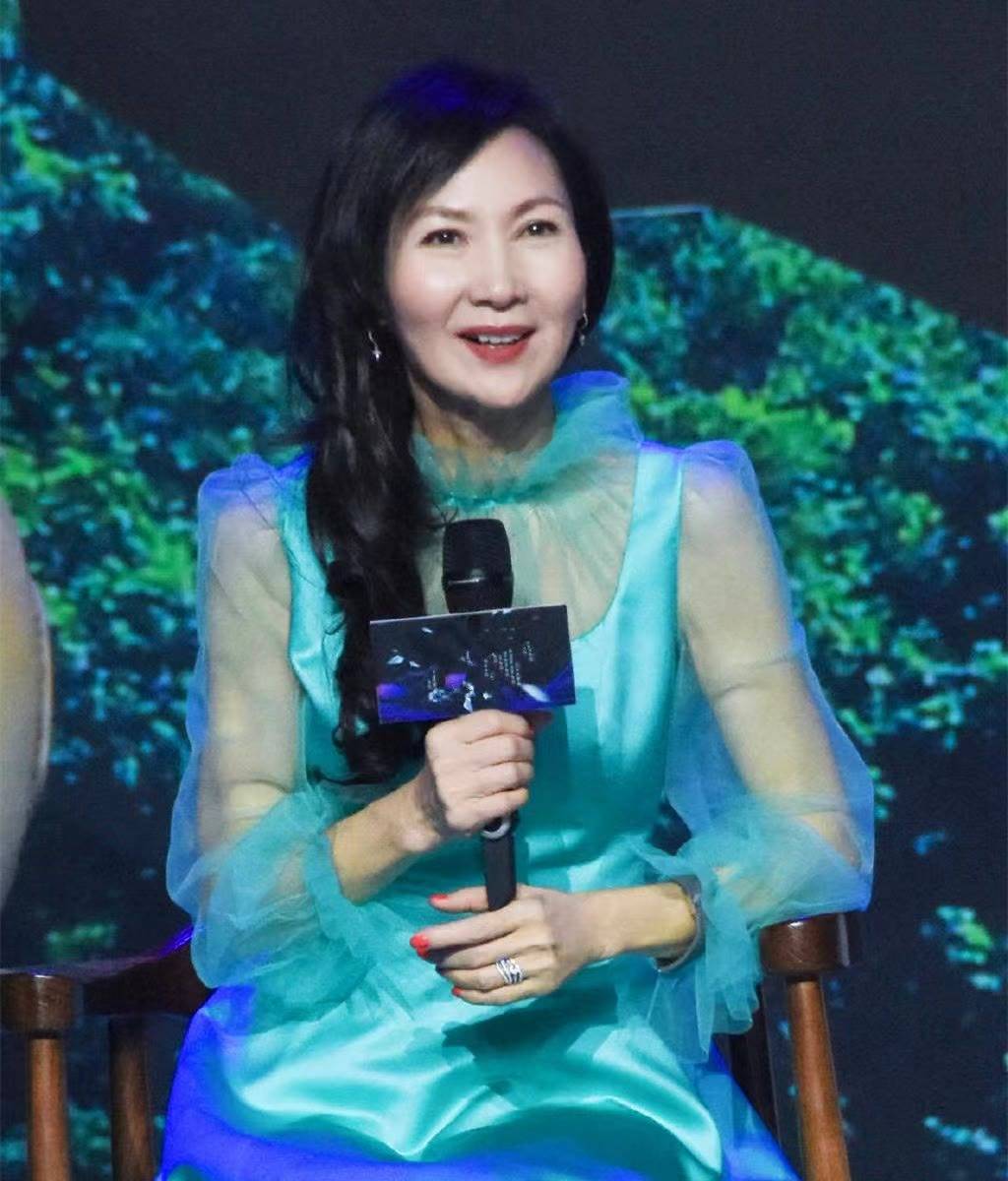 身材 “小青”陈美琪走机场，穿红衬衫素颜也耐看，就是瘦过头有些显老