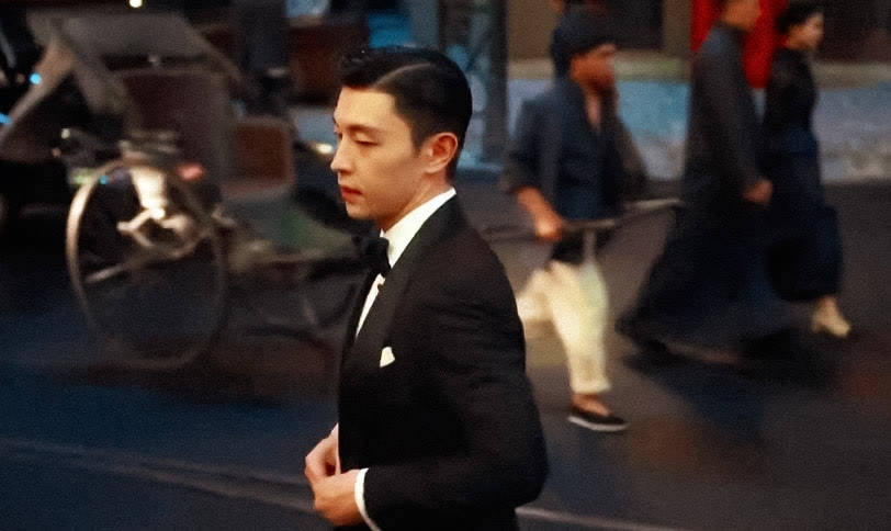 因为|倪妮新片首发预告，搭档邓伦上演“跨时空”爱恋，大街上深情拥吻