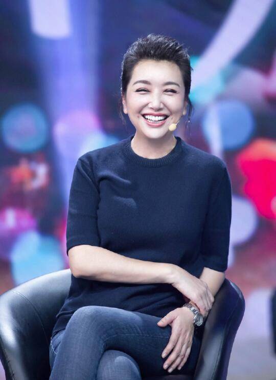 小洁江珊罕见亮相舞台，衬衫叠穿卫衣很时髦，50+女人的穿搭榜样啊！