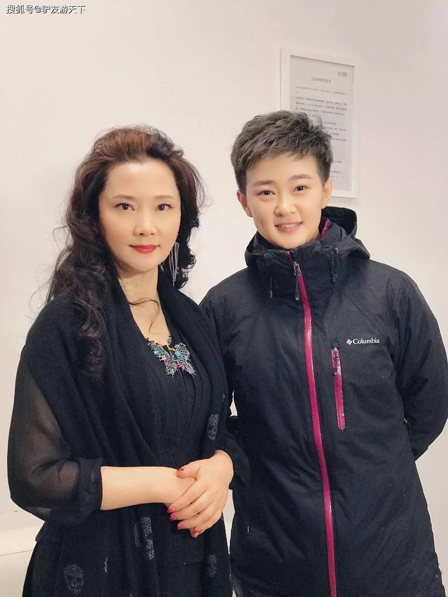 何赛飞 50+与其费心营造少女感,不如让自己更优雅,何赛飞的装扮就很美