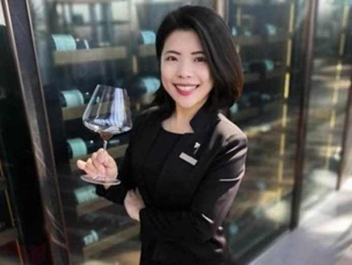 Lesley|她是新加坡世界上最好的餐厅之一的常驻葡萄酒妈咪爱奶粉