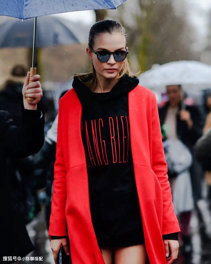 高领衫 降温了怎么穿?真正有品位的女人,备上这4件“内搭单品”就够了