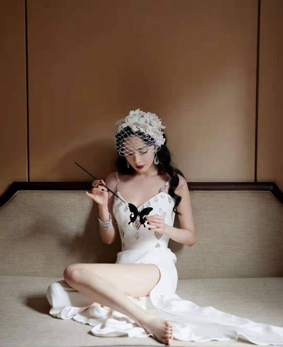 设计 汤唯不愧是大花！穿深v秀事业线赢过杨幂，压轴出场成红毯大赢家