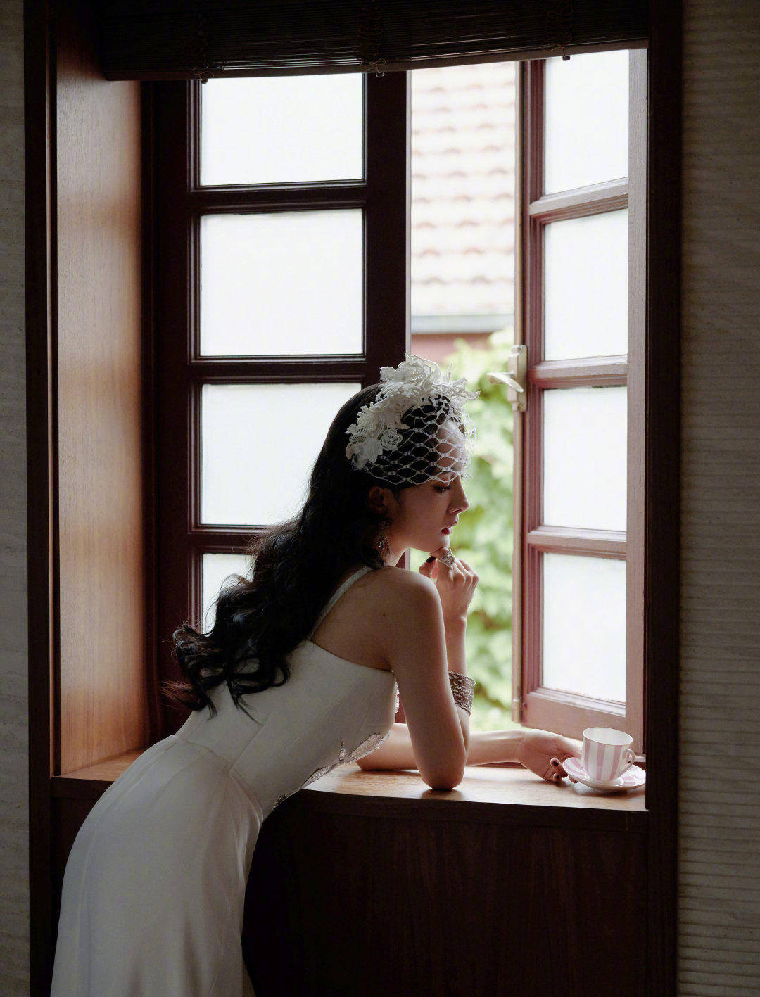 廓形 杨幂这身材也太美了,穿白色高开叉长裙秀美腿,P图都不敢这么P