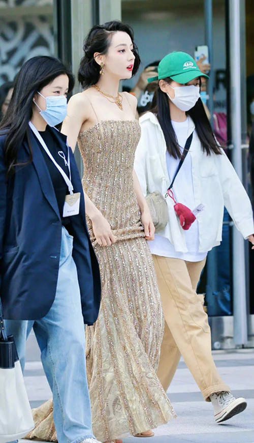 活动 “完颜女神”热巴参加活动,颜值身材双满分,裙子上镶满了钻石