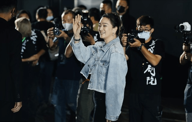 魅力 20多年前的巩俐也挺摩登，短发样子挺罕见，牛仔夹克穿得潇洒帅气