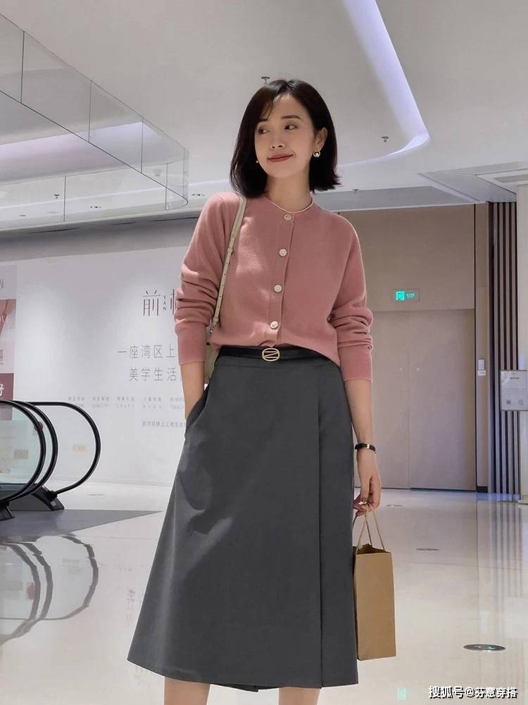 身材 圆领的羊毛开衫，是简单大方的基本款样式，搭配裤子裙子都好看