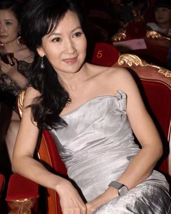 身材 “小青”陈美琪走机场，穿红衬衫素颜也耐看，就是瘦过头有些显老
