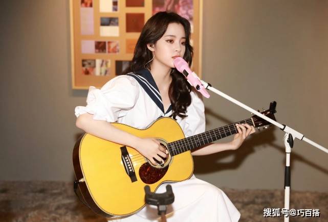 水手服 欧阳娜娜这局又赢了,红色针织衫搭配百褶裙,美得性感又气质