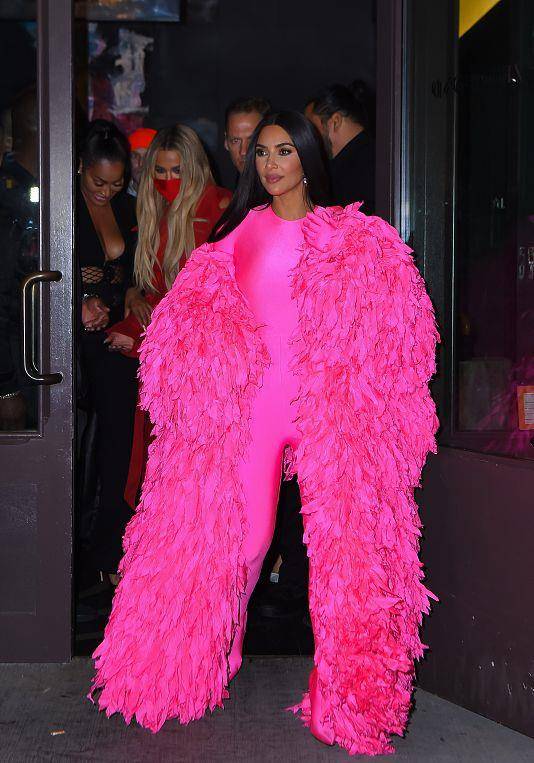 身材 金卡戴珊黑皮配上粉色连体衣，穿着大胆时髦，真挺像“黑人芭比”