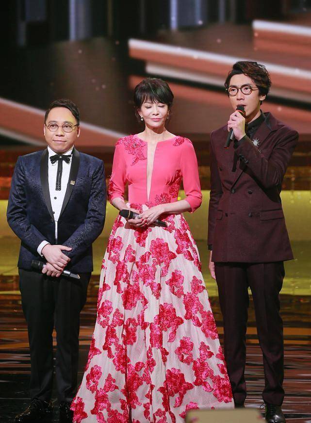 设计 郑裕玲都64岁了，可穿衣仍然按照小姑娘标准来，粉色花裙挺招摇