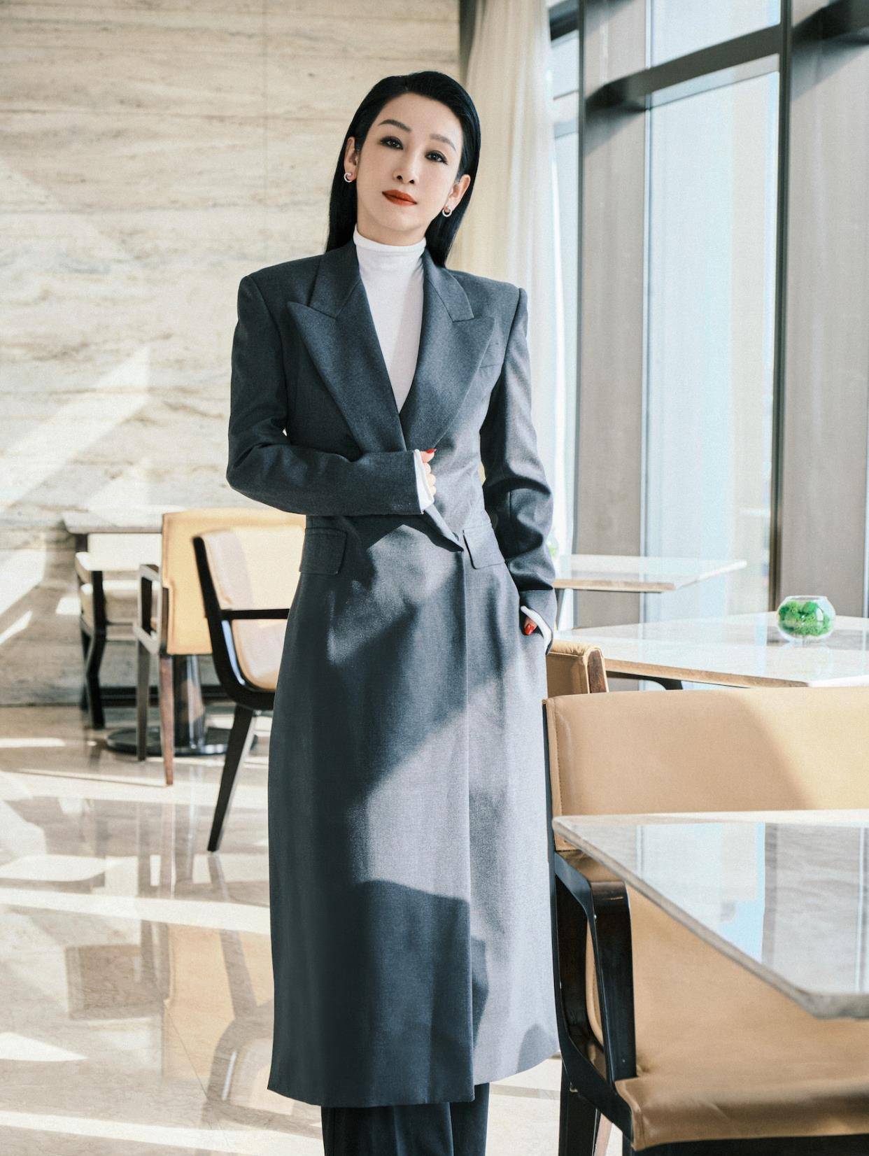 服装 跟着秦海璐学穿大衣,简约搭配高级又时髦,原来会打扮的人也很美