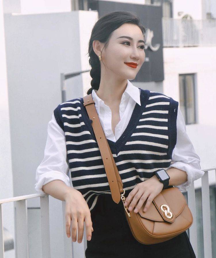 时尚 马甲与衬衫一起穿，看起来好看有气质