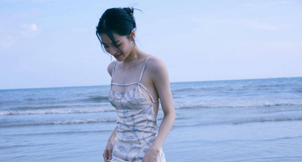 整体 钟楚曦太适合穿薄裙了,骨感身材线条明显,高级美的气质藏不住