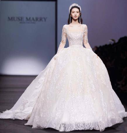 角色 人气女王许龄月,亮相上海时装周,高贵优雅气质征服现场所有人