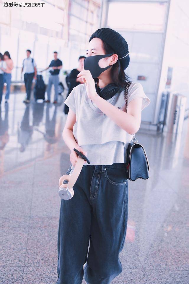 润色 张子枫清爽打扮走机场，穿T恤配牛仔裤，治愈系笑容满屏甜美感